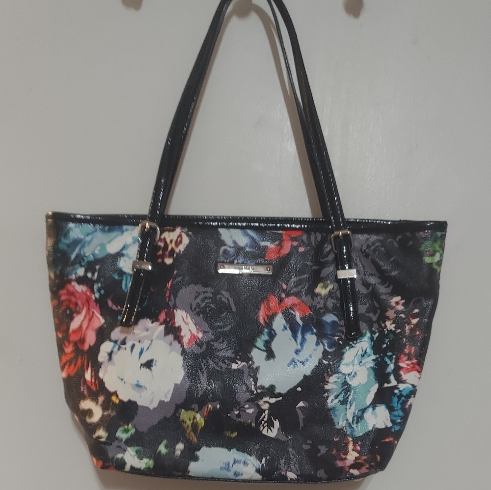 NINE WEST Floral shoulder bag with patent leather detailing. Timeless.